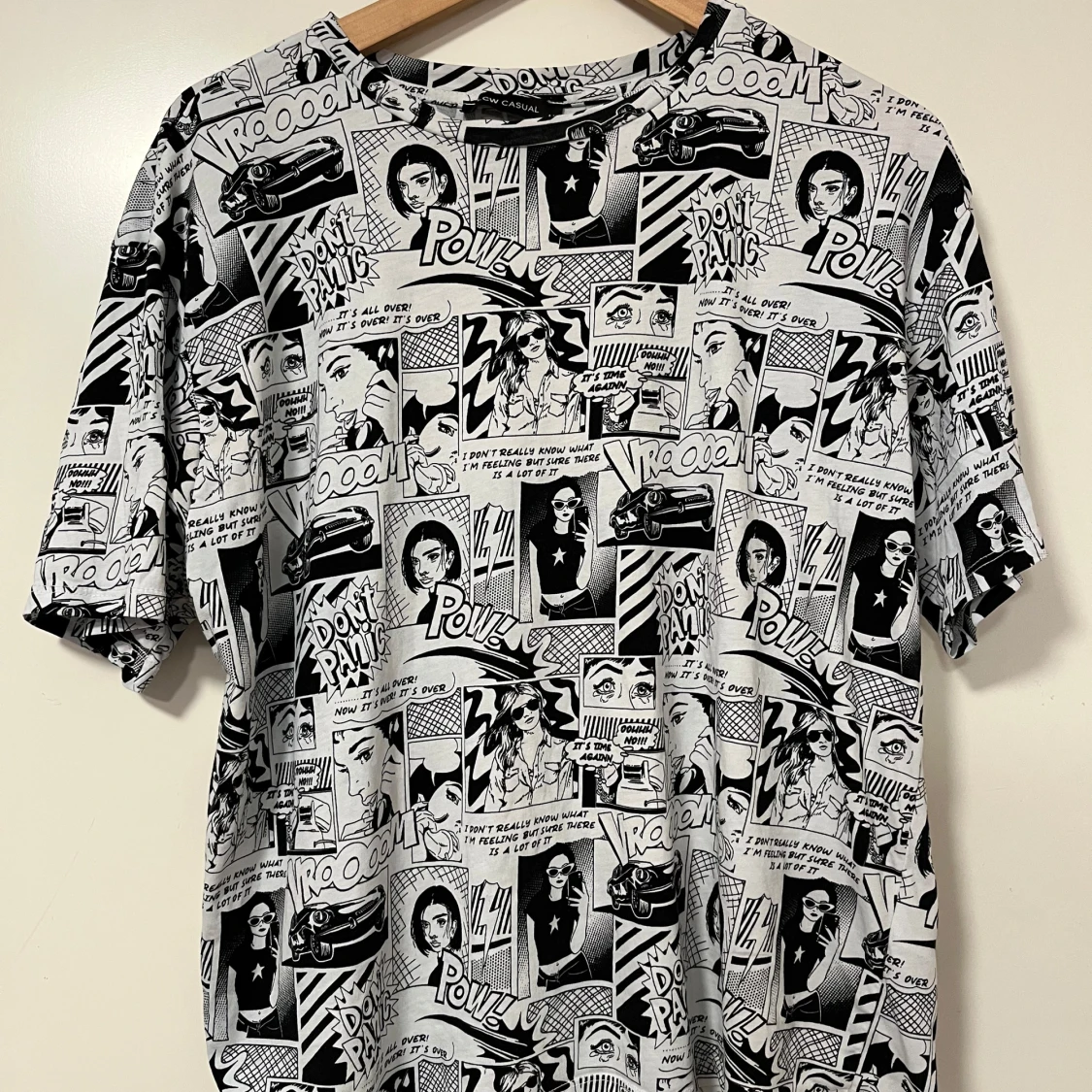 Svartvit t-shirt med serietidningsmönster från LCW Casual