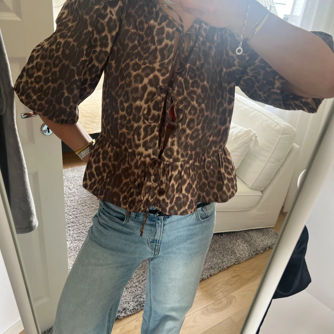 Leopardmönstrad blus med puffärm - 2