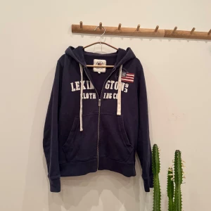 Mörkblå zip-hoodie från Lexington - Köp båda färjorna på tröjan för 399!!! Säljer nu denna riktigt schyssta mörkblå hoodie från Lexington. Storleken är M men sitter som S. Perfekt för en avslappnad stil. Skriv vid mista fundering!