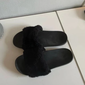 Tofflor  - Säljer ett par skor som inte används 