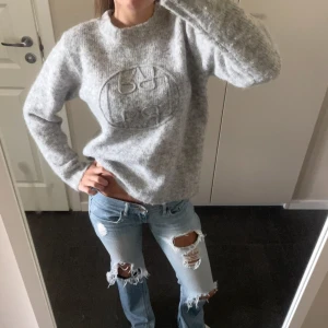 Grå stickad tröja från Levete Room - Säljer denna as snygga stickade tröjan från Levete Room, endast använd 3 gånger. Nypris: 1500kr