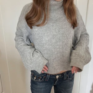 Grå stickad polotröja💞 - Säljer en grå stickad polotröja med oversized passform och lite croppad💕passar till allt, lite nopprig men annars fint skick😚skriv för fler bilder och prisförslag