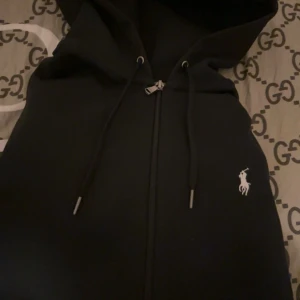 Svart Ralph Lauren zip hoodie  - Hoodien har inga skador den är som ny, storleken är xs men passar perfekt som S också. Tar gärna emot byten och priset kan diskuteras 