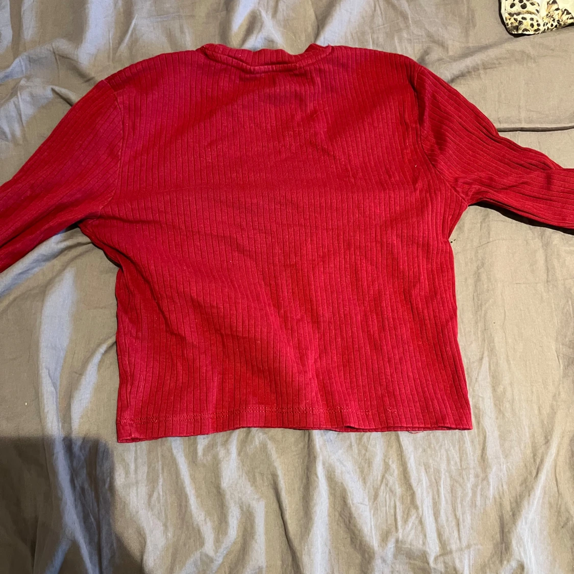 Röd ribbad långärmad tröja med hjärtformad detalj från H&M - 1