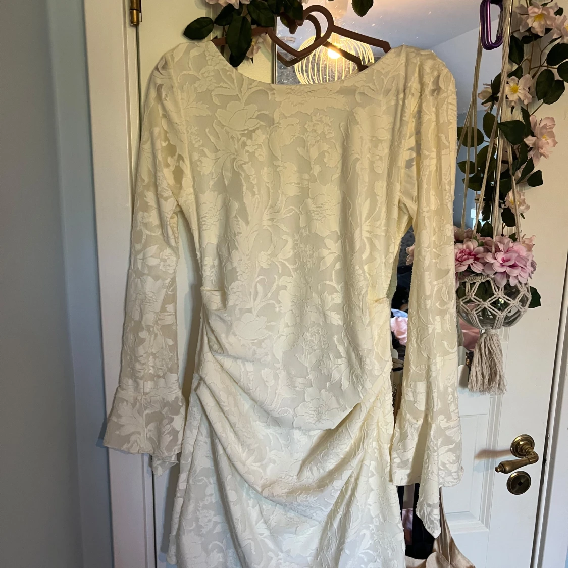 Vit/cremefärgad långärmad klänning med blommigt mönster från Boohoo