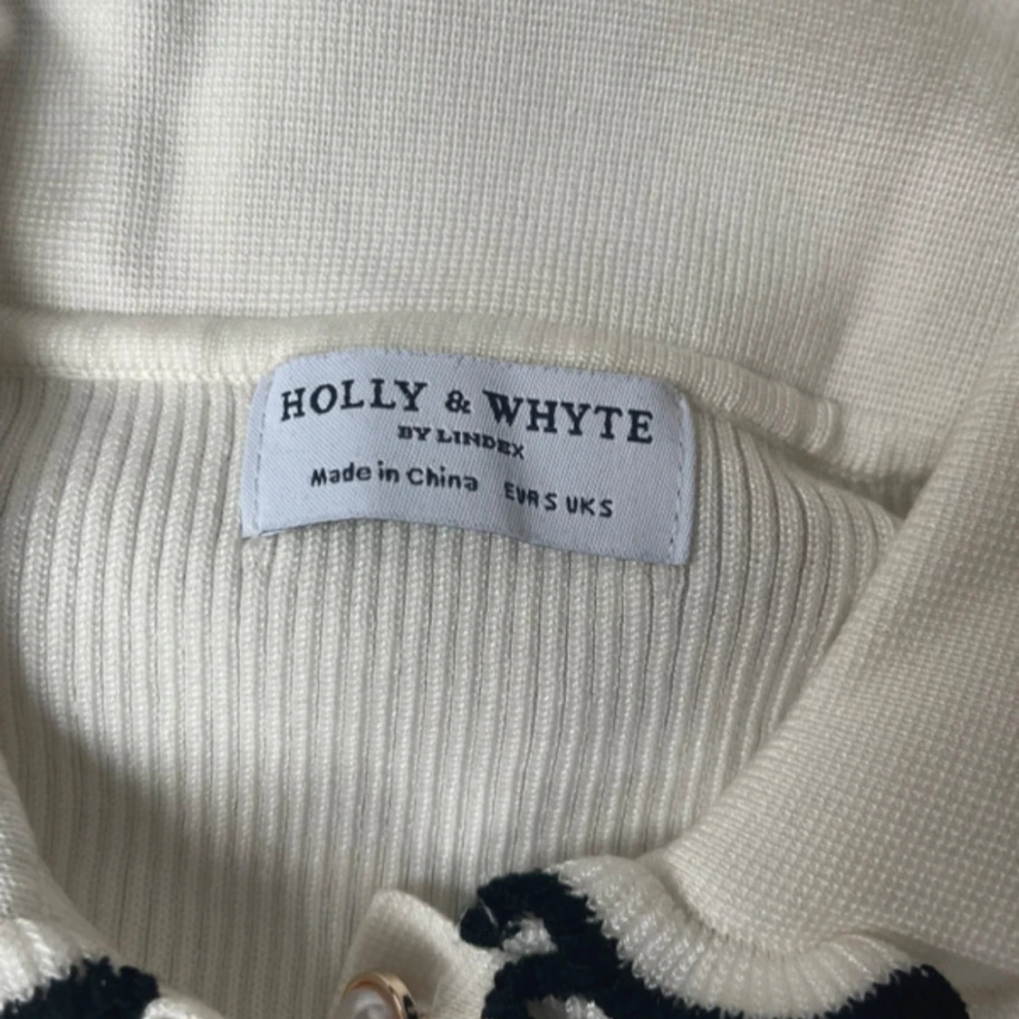 Vit ribbad klänning med volang från Holly & Whyte - 2