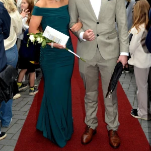 Mörkgrön balklänning - Säljer en  mörkgrön långklänning med offshoulder-design och tight passform. Klänningen har draperade detaljer upptill och är perfekt för balen eller fest. Priset kan diskuteras vid snabb affär! 🤩Nypris: 3000kr 