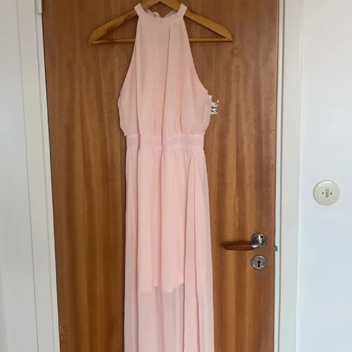 Ljusrosa långklänning med halterneck