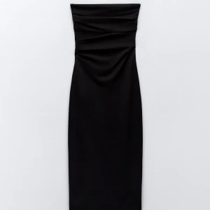 Svart bandeauklämning från Zara - Så snygg klänning från zara i kostymmaterial som gör den superelegant på💗 säljer pga att jag ej hann lämna tbx då den är för liten. Klänningen är helt oanvänd med Prislappen kvar, 39€ nypris. Pris kan diskuteras vid snabb affär