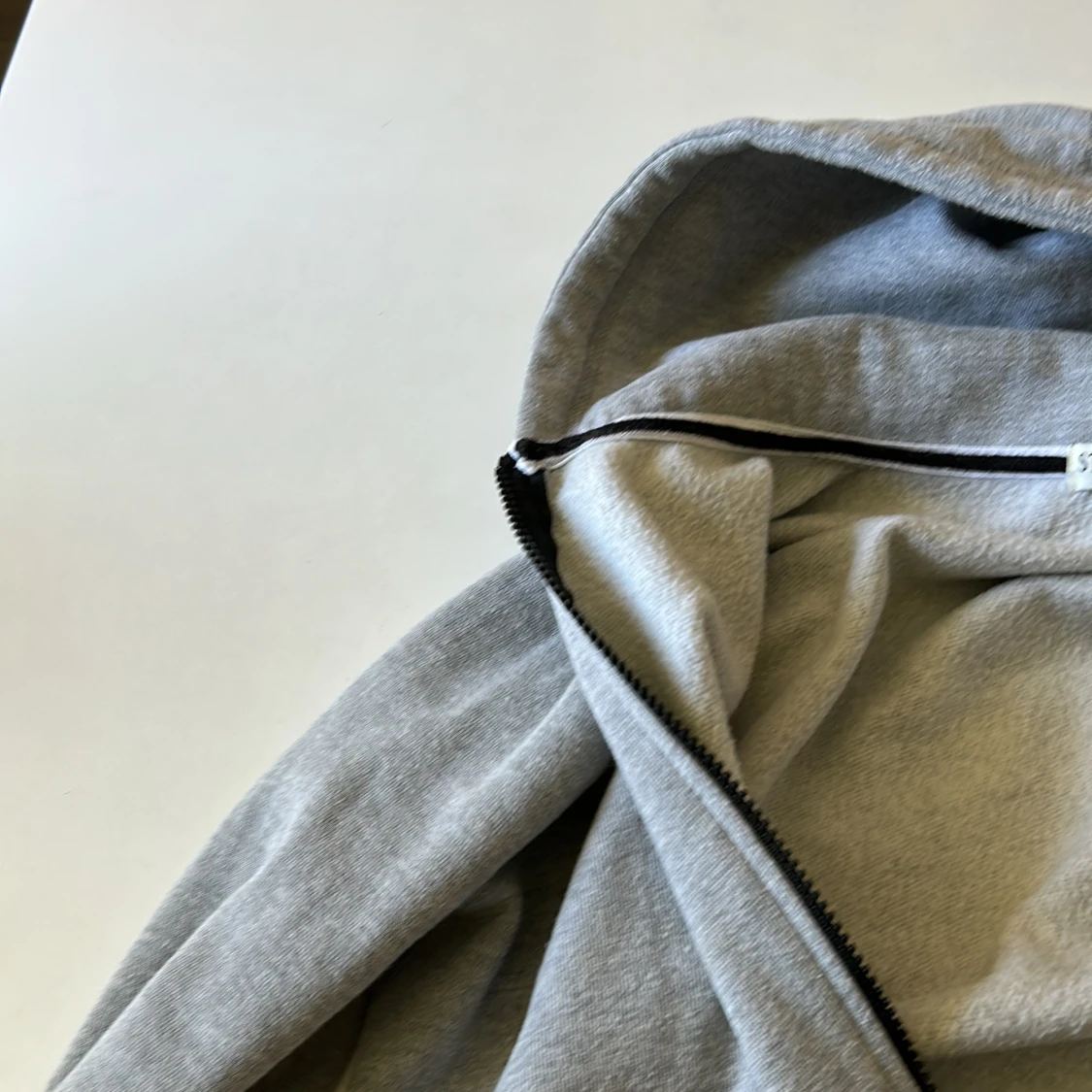 Grå hoodie med dragkedja från Stone Island - 2