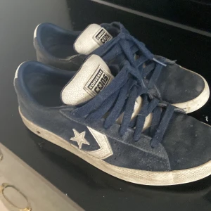 Converse cons - Hej jag säljer ett par converse cons som är blå och vitt lite använd men priset kan diskuteras 