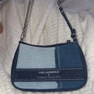  Jeans väska från Karl Lagerfeld x Amber Valletta - Jeans väska från Karl Lagerfeld x Amber Valletta. Väskan har inga skador alls den är nästan som ny. Endast använt ett par gången.