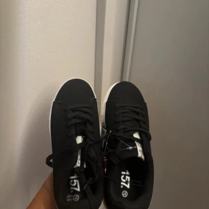 Svarta sneakers med vit sula - Svarta sneakers från 157 med klassisk design och vit platt sula. Skorna har snörning och rund tå, vilket gör dem enkla att matcha till olika outfits. Perfekta för dig som gillar stilrena och tidlösa skor. Perfekta till sommaren!!😍 Skorna passar 37/38, pris går diskuteras 