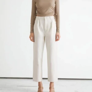 Vita jeans från Other Stories  - Säljer ett par stilrena vita jeans från Other Stories. Byxorna har klassiska fickor fram och bak samt hällor för bälte. Perfekta för en clean och modern look.