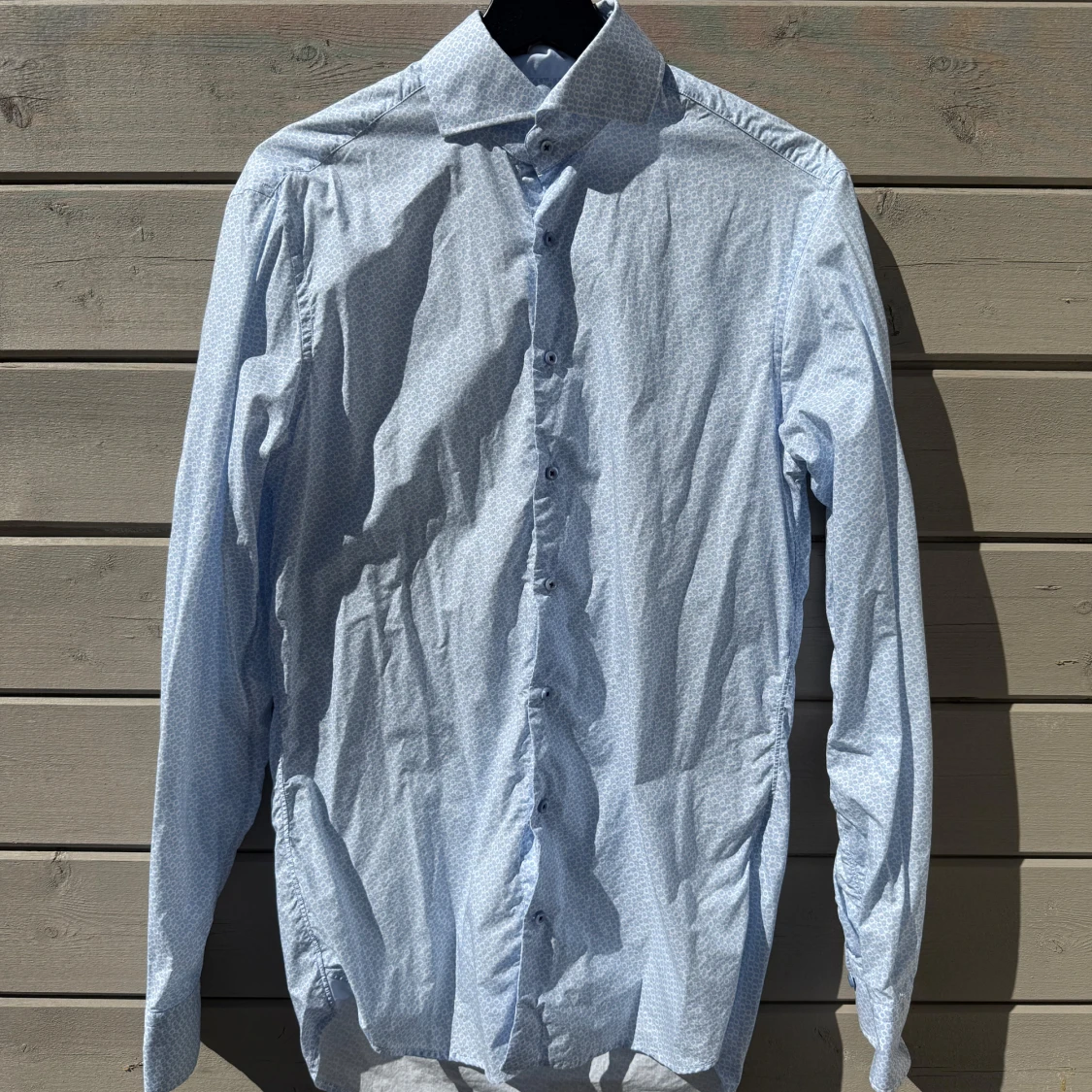 Ljusblå mönstrad skjorta från Stenströms