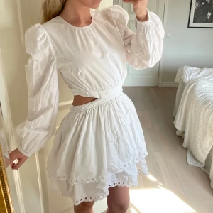 BIK BOK by Lovisa Barkman klänning - Superfin klänning perfekt inför studenten eller sommaren! OBS! Den nedersta knappen saknas (går att sätta dit en ny eller ta bort knappögglan så är det absolut inget man skulle tänka på❤️) sista bilden❤️ annars bra skick
