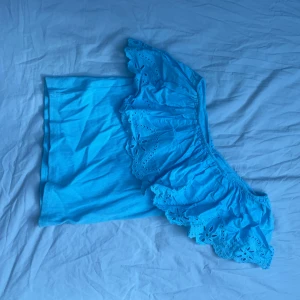 Ljusblå one shoulder topp med volang - Säljer en ljusblå one shoulder topp med volang på. Toppen är i strl 164 (13-14y) men passar mig som vanligtsvis är strl S-M. Är från Zaras barnavdelning. Använd ca 5 gånger. Säljer eftersom den inte inte kommer till användning.