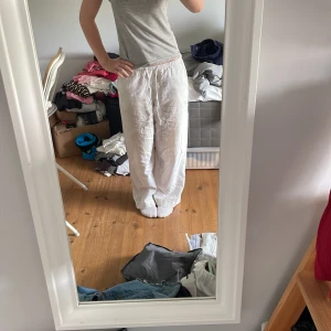 Lågmidjade vita linnebyxor  - Säljer ett par vita linnebyxor. De är väldigt basic och bra skick. Har klippt bort lappen men skulle säga att de är i xs och de passar mig bra i längden som är 163 cm. De har även resår i midjan och två fickor. Kontakta mig gärna privat vid frågor eller liknade 💕