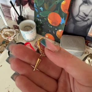 Guldiga peak hoops liknande örhängen - Säljer dessa örhängen som liknar dem från Edblad. Jag säljer dem då de inte riktigt kommer till användning längre! ALLTID 10% RABATT NÄR DU KÖPER 2 PLAGG ELLER FLER💗🫶!!!