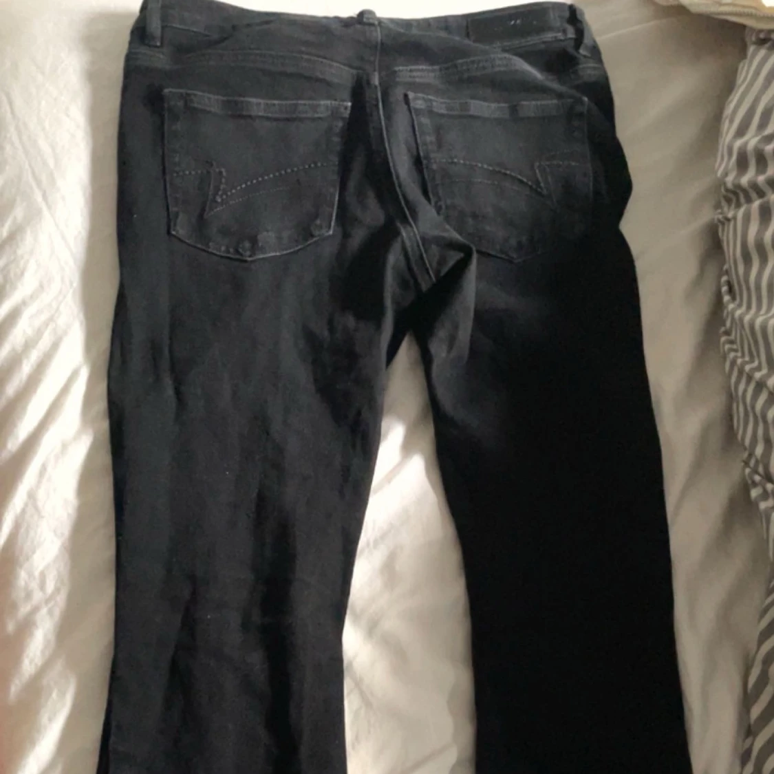 Svarta jeansbyxor från Junkyard - 4