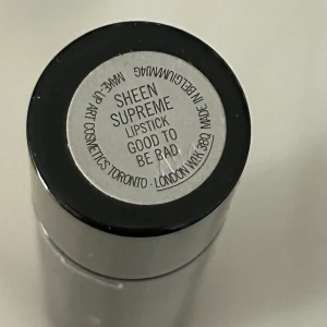 MAC Sheen Supreme Lipstick 'Good To Be Bad' - Säljer ett MAC Sheen Supreme Lipstick i nyansen 'Good To Be Bad'. Läppstiftet har en mörk bärig ton med glansig finish. Hylsan är svart och stilren med MAC-logga. Perfekt för dig som gillar djupa färger och krämig formula.
