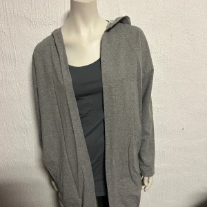 HUVJACKA öppen modell onesize - Helt ny HUVJACKA i öppen modell. Storlek onesize. Lite rymlig. Material i bomull. Dragsko nertill,