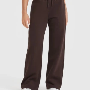 Oner Active mjukisbyxor 70% cocoa - Säljer ett par bruna mjukisbyxor från Oner active. Byxorna har en enkel design och en liten broderad detalj vid fickan. Använda en gång, perfekt skick!