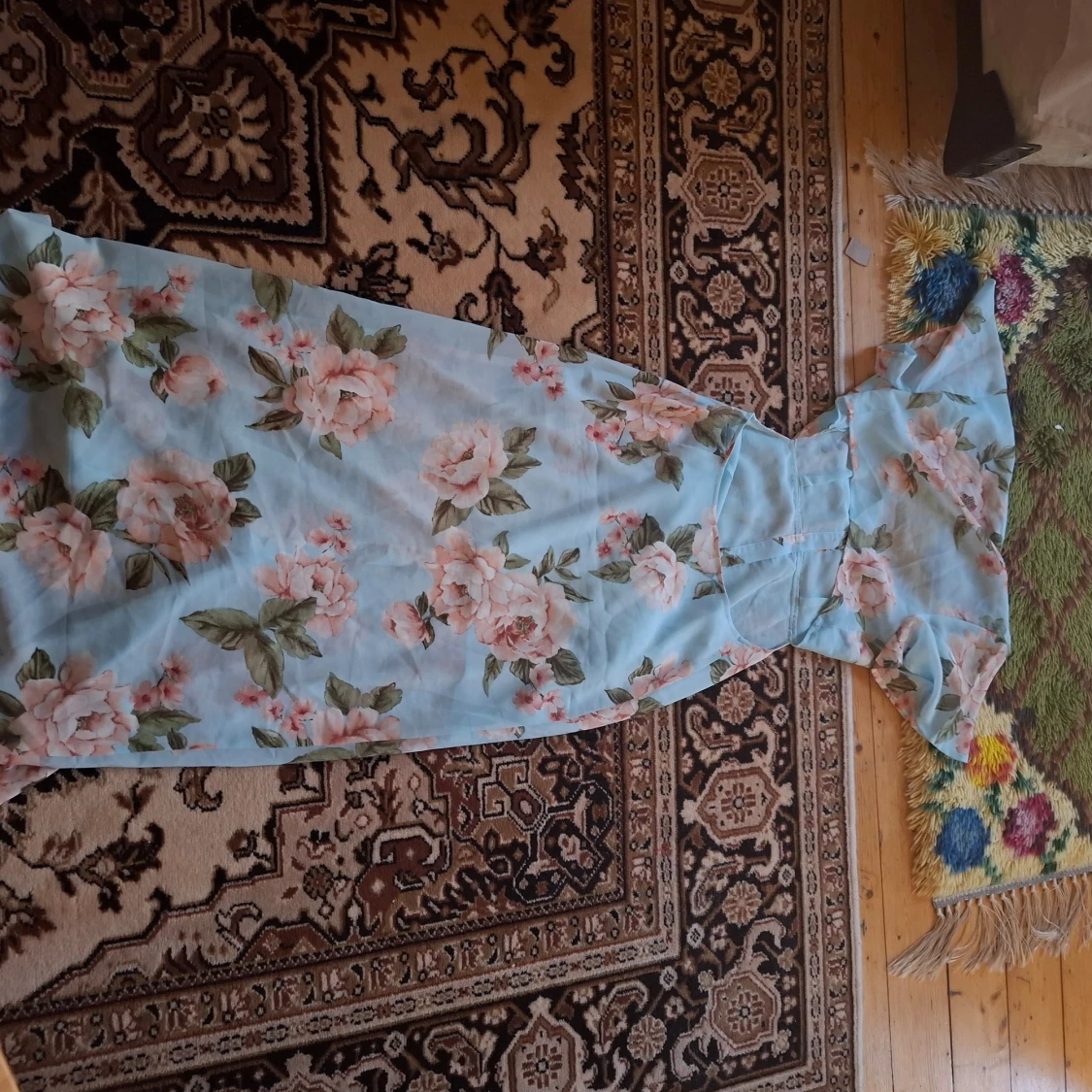 Ljusblå blommig långklänning - 2