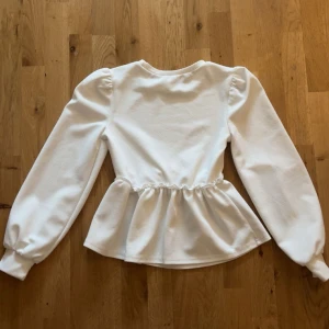 Vit topp med puffärmar och markerad midja - Köpt från shein ett tag sen, aldrig använd😇