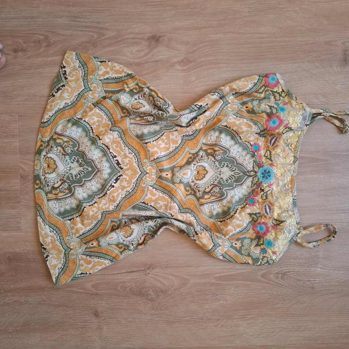 Mönstrad kortklänning med broderade detaljer