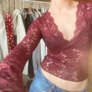 Gina tricot lace top - Säljer ginas populära lace top som inte går att få tag på längre. Den är aldrig använd förutom till bilderna då jag aldrig fått tillfälle att ha den tyvärr! Prislappen finns kvar som bevis.   