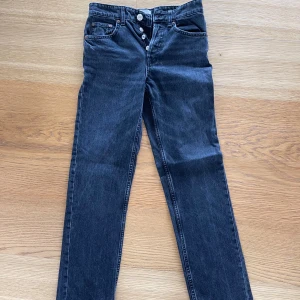 Zara straight leg  - Knappt använda zara straight leg jeans 