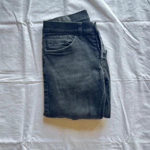 Dondup George  - Säljer nu dessa fräscha svarta Dondup George jeans. Skicket på dessa är mycket bra 9/10 inga skador eller liknande. Endast bortklippt lapp som syns på bilden. Midja 39cm lår 24cm ytterlängd 104cm innerlängd 77cm. För fler frågor eller liknande är det bara att höra av sig!