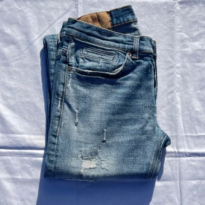 Dondup George  - Säljer nu dessa feta blåa Dondup George jeans med sjukt snygga slitningar. Skicket på dessa är 9/10 utan några slitningar. Storleken på dessa är w31. Midja 37cm lår 22cm ytterlängd 100cm innerlängd 77cm. Ifall du har några frågor är det bara att höra av sig 