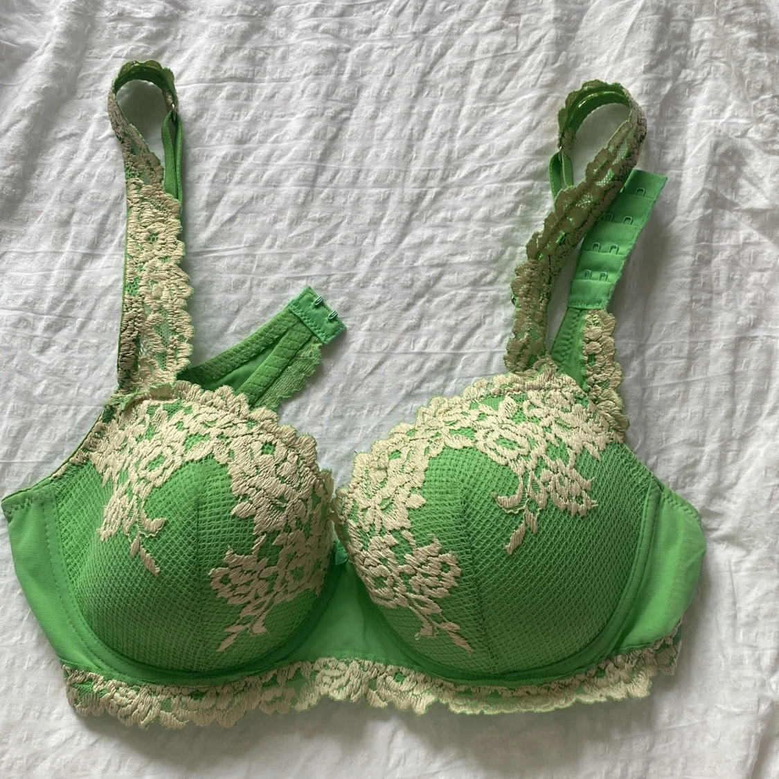 Grön spets-bh med broderade detaljer