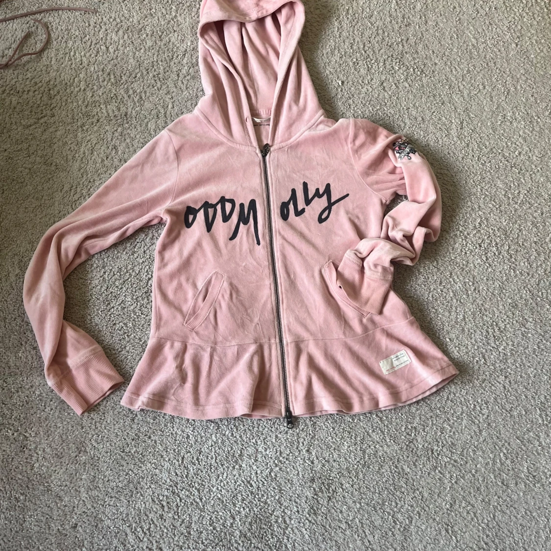 Ljusrosa hoodie med dragkedja från Odd Molly