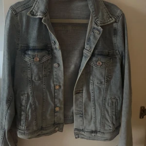Ljusblå jeansjacka  - säljer en skitsnygg ljusblå jeansjacka från &Denim. Jättefin ljusblå färg perfekt till sommaren💘 de är strl 38 men skulle säga att den passar 34 eller en mindre 36🩷