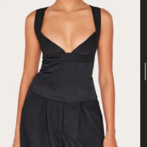 Festtopp - Snygg festtopp från pretty little thing som jag aldrig använt och lapparna är kvar