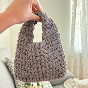 Liten Handvirkad grå axelväska - Superfin handvirkad axelväska i grått med chunky struktur. Perfekt storlek för det viktigaste och har ett unikt, handgjort utseende. 