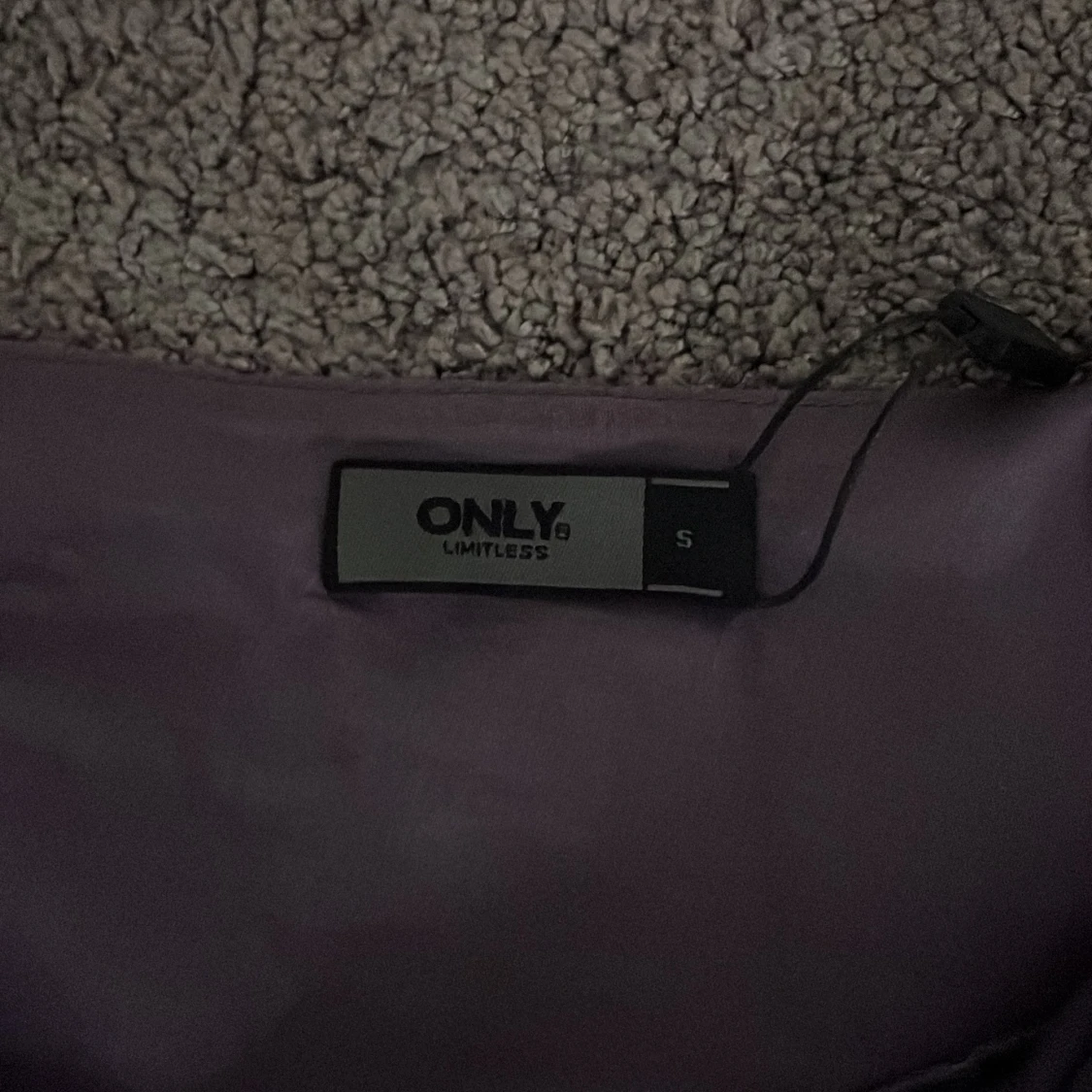 Lila paljetttröja från ONLY - 1