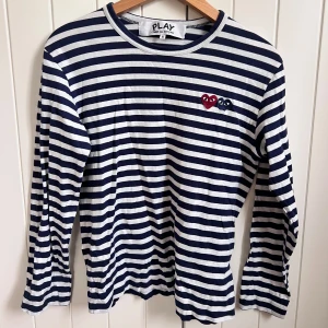 Randig långärmad tröja från Comme des Garçons Play - Klassisk långärmad tröja från Comme des Garçons Play med blå och vita ränder