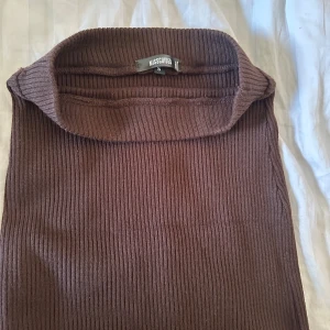 Brun ribbad kjol från Missguided - Säljer en brun ribbad kjol från Missguided. Kjolen har en tight passform, perfekt för att styla med sneakers eller boots.