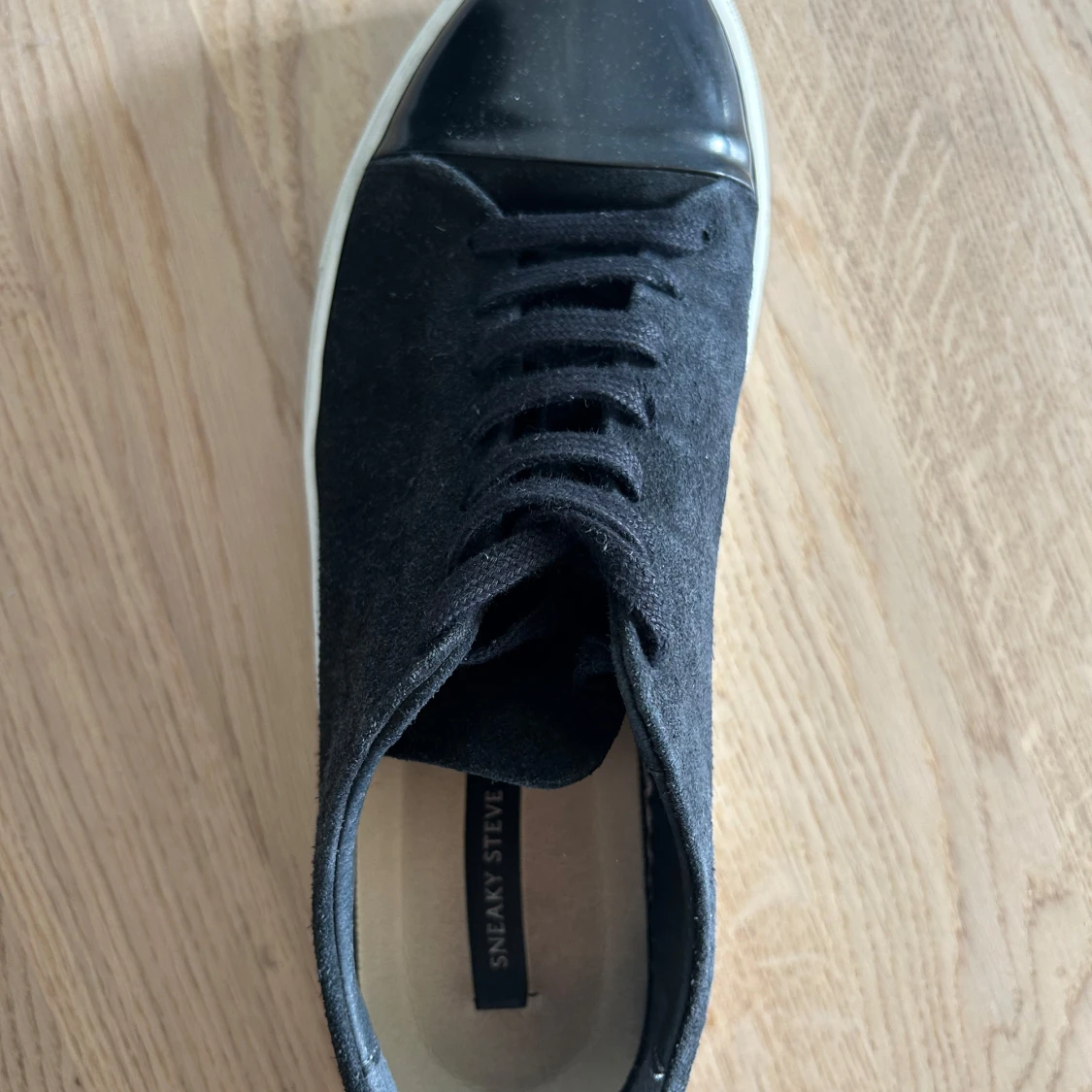 Svarta sneakers från Sneaky Steve - 1