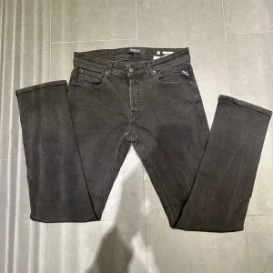 Replay Jeans - Replay Jeans av modellen GROVER, Storlek: 31/32 - Skicket pả jeansen är mycket bra - 8,8/10 - mitt pris: 399-Nypris: 1599kr.
