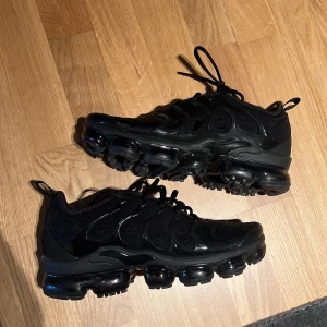Vapormax plus  - Säljer ett par vapormax plus i storlek 42 som är i väldigt bra skick. Skulle säga 8.5/10. Använd ett fåtal gånger men nästan inga tecken alls som visar det om man ej kommer riktigt nära och kollar. Perfekt inför sommaren