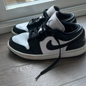 Nike Air Jordan 1 Low svart/vit - Nike Air Jordans. Storlek 40  Mycket fint skick. Säljs då de är lite för små! Kommer i orginalförpackning!  Från Zalando, nypris 1 345kr.