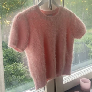 Zara topp - Säljer denna supersöta topp från Zara. Den är i storlek L men passar som S då den är kort och väldigt liten i storleken. Nästan aldrig använd och har inga defekter eller liknande. Hör gärna av er vid frågor eller funderingar! 💞