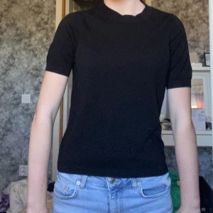 Kortärmad varm T-shirt  - En svart T-shirt med tjockare material och ”hög hals” materialet känns mjukt och bekvämt storleken är xs men funkar också som s💝 Perfekt basplagg att ha i garderoben.