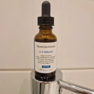 SkinCeuticals C E Ferulic serum 30ml - Populärt serum från SkinCeuticals. Skyddar huden mot förtida hudåldrande. Passar utmärkt för dig som önskar jobba anti-age, vill ha en jämnare hudton och samtidigt skydda huden. Har en lätt textur, sjunker fort in i huden och ger omedelbar lyster. Serumet innehåller 15% vitamin C, 1% tokoferol och 0,5% ferulinsyra, vilket stärker hudens skyddsbarriär och återuppbygger huden. Huden skyddas från fria radik och uv-strålning vilket minskar risken för linjer och rynkor. Enbart testad. Ord pris 1700kr