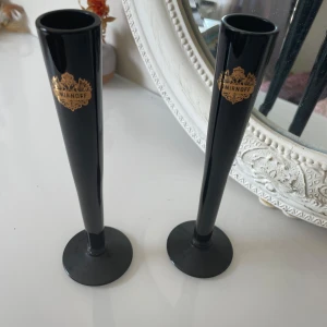 Smirnoff Vas - Dekorativa vaser glass  med Smirnoff tryck. Den ena är liten skrapat på uppe ,ni kan se de